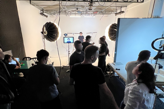 O Fim do "Eventinho Chato": Por que a sua marca precisa de um Palco, não apenas de um Salão